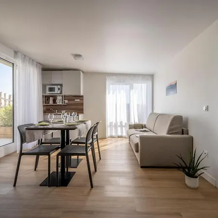 Athome Et Λα Ροσέλ